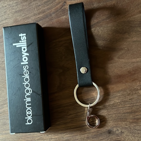 Bloomingdales key chain new in box - Picture 4 of 12